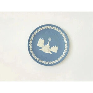 Jasperware Wedgewood  Picadilly Circus 1971 8" Christmas Plate w/ Original box